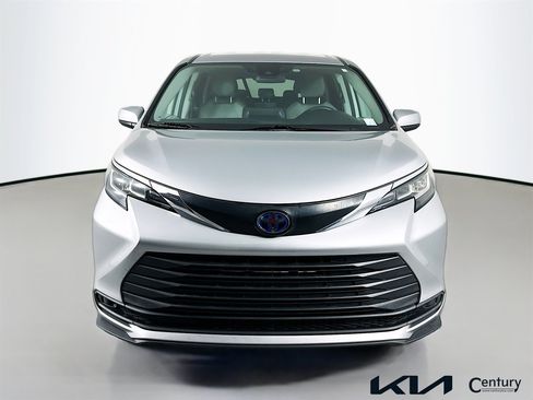 Used 2023 Toyota Sienna LE FWD image 2