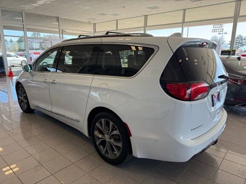 Used 2018 Chrysler Pacifica Limited w/ Tire & Wheel Group image 5