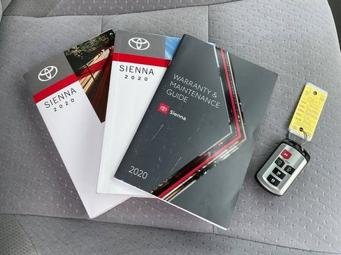 Used 2020 Toyota Sienna LE w/ LE Preferred Package FWD image 49