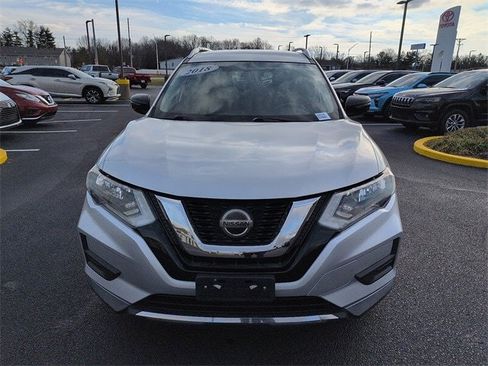 Used 2018 Nissan Rogue SV image 2