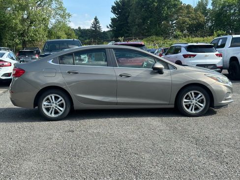 Used 2017 Chevrolet Cruze LT FWD image 8