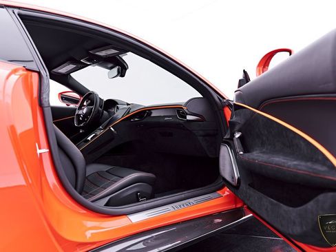 Used 2021 Ferrari Roma RWD image 38