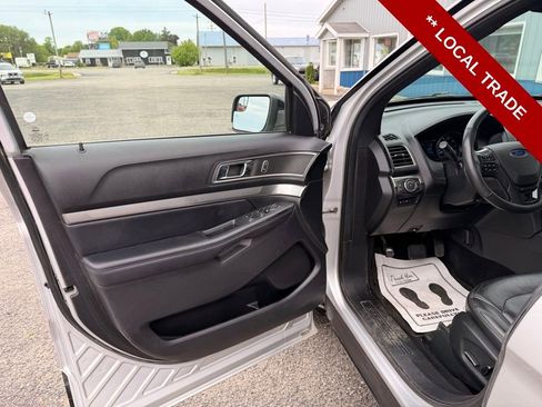 Used 2018 Ford Explorer XLT w/ Equipment Group 202A AWD/4WD image 13