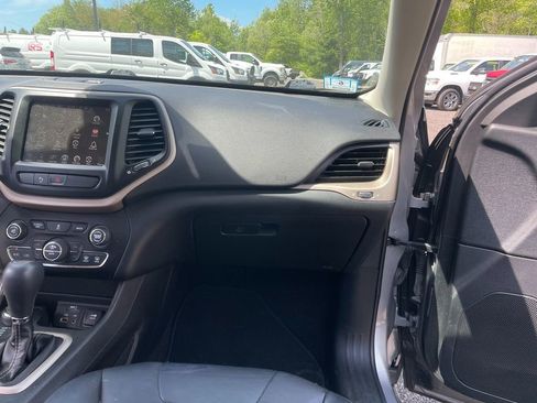 Used 2017 Jeep Cherokee Limited AWD/4WD image 29