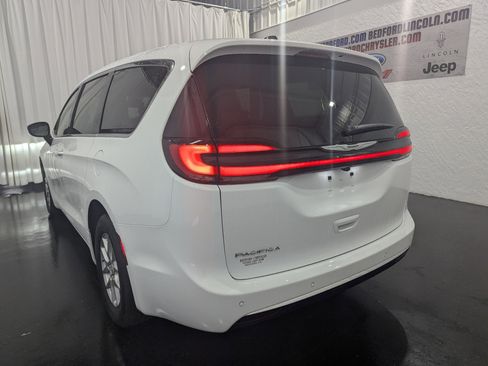 New 2026 Chrysler Pacifica Select image 9