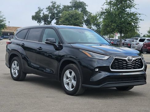 Used 2025 Toyota Highlander LE FWD image 7
