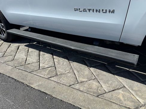 Used 2025 Ford Expedition Platinum image 6