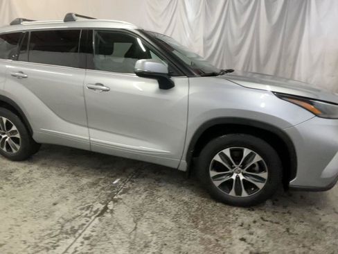 Used 2022 Toyota Highlander XLE AWD/4WD image 3