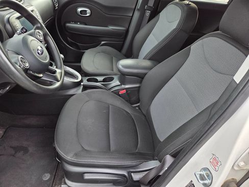 Used 2019 Kia Soul + image 9