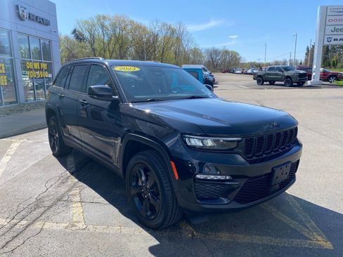 Used 2023 Jeep Grand Cherokee Limited w/ Black Appearance Package AWD/4WD image 26