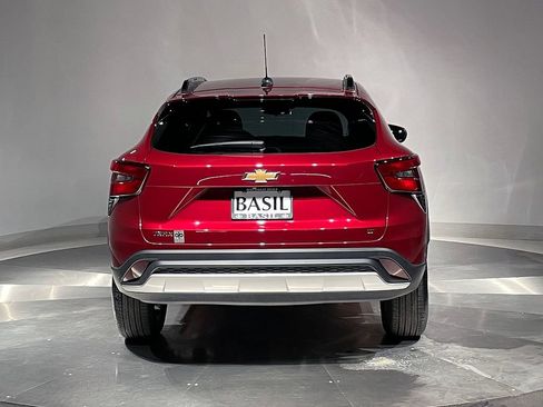 Used 2025 Chevrolet Trax LT FWD image 12
