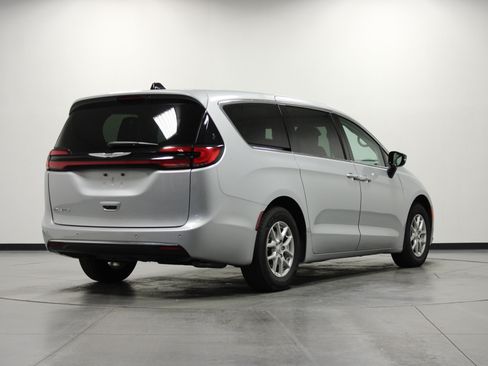 Used 2024 Chrysler Pacifica Touring-L FWD image 4