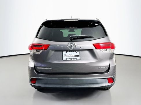 Used 2017 Toyota Highlander Plus AWD/4WD image 6