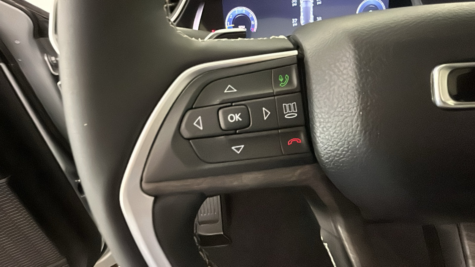 Used 2023 Jeep Grand Cherokee Limited w/ Luxury Tech Group II RWD image 20