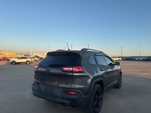 Used 2018 Jeep Cherokee Latitude w/ Altitude Package image 19