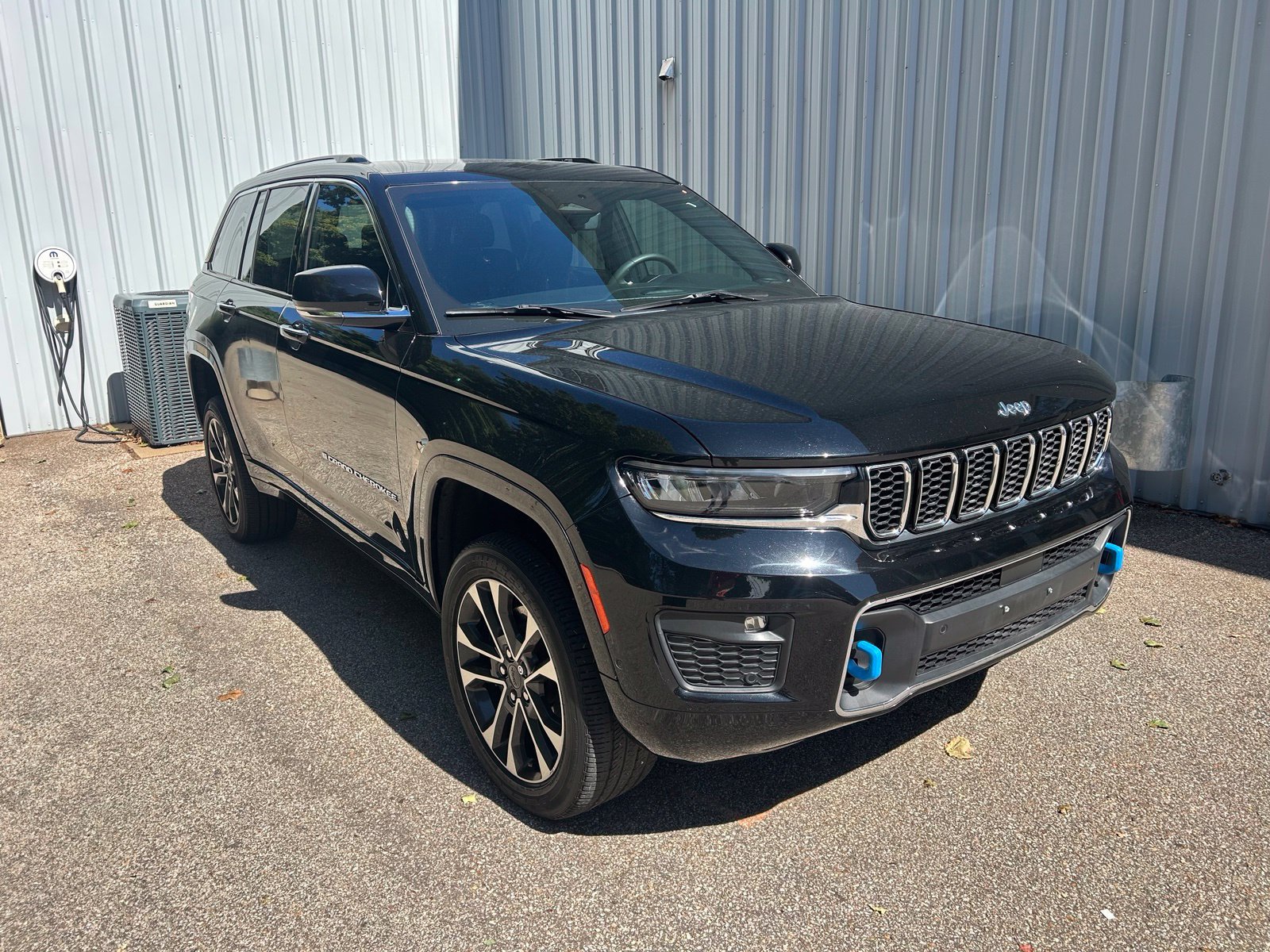 Used 2023 Jeep Grand Cherokee Overland w/ Luxury Tech Group IV AWD/4WD image 3