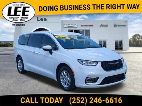 Certified 2023 Chrysler Pacifica Touring-L FWD image 1