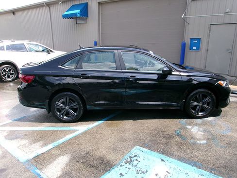 Used 2024 Volkswagen Jetta SE w/ Panoramic Sunroof Package FWD image 6