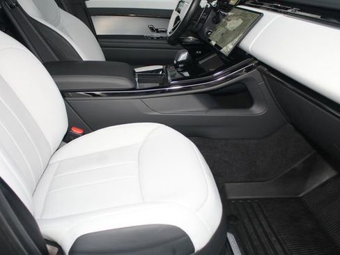 Used 2025 Land Rover Range Rover Sport Dynamic SE image 3