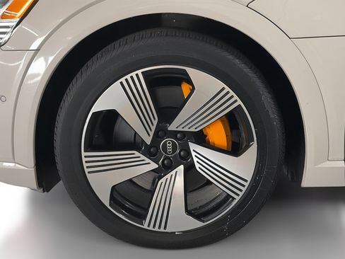 Used 2022 Audi e-tron Premium Plus w/ Premium Plus Package image 12