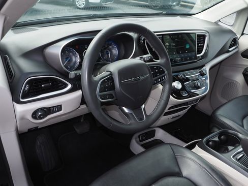 Used 2024 Chrysler Pacifica Touring-L FWD image 12