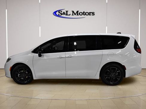 New 2026 Chrysler Pacifica Select FWD image 3