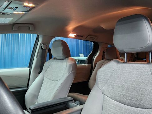 Used 2022 Toyota Sienna LE image 9