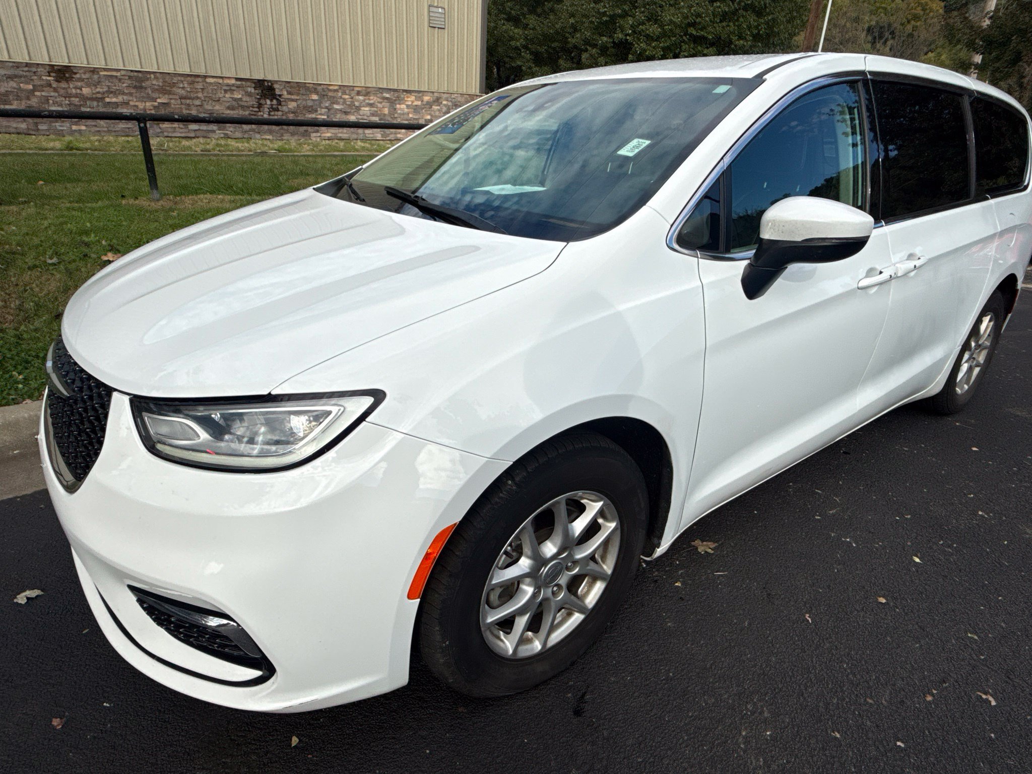 Used 2023 Chrysler Pacifica Touring-L FWD image 9