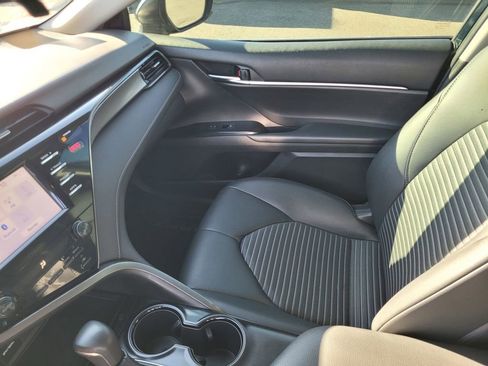 Used 2019 Toyota Camry SE w/ Accessory Appearance Package image 11