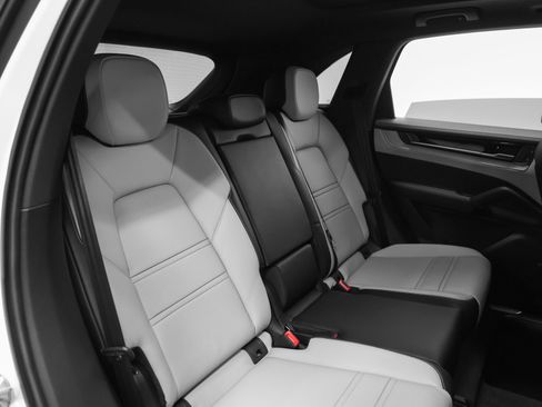 Certified 2026 Porsche Cayenne AWD/4WD image 24