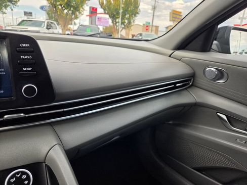 Used 2021 Hyundai Elantra SE FWD image 28