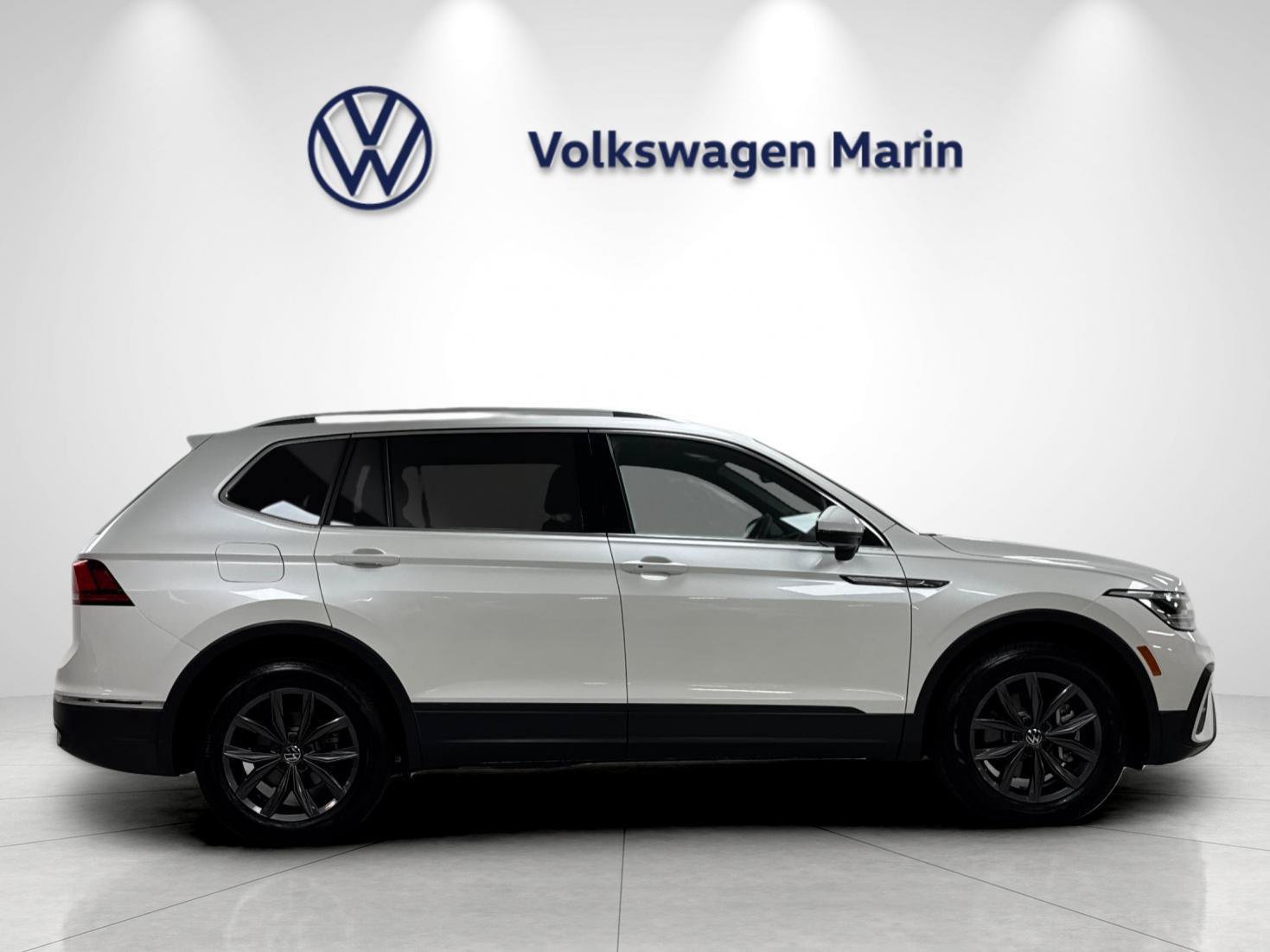 Used 2024 Volkswagen Tiguan SE R-Line AWD/4WD image 6