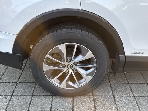 Used 2018 Toyota RAV4 XLE AWD/4WD image 11