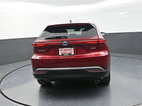 Used 2024 Toyota Venza XLE image 7