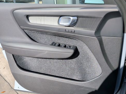 Used 2025 Volvo XC40 B5 Plus image 29