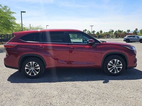 Used 2023 Toyota Highlander XLE image 4