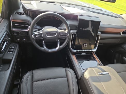 Used 2025 GMC Yukon Denali AWD/4WD image 9