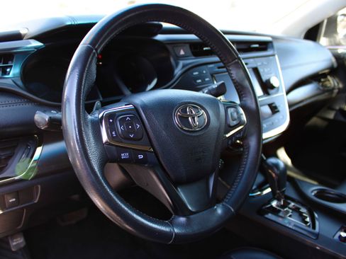 Used 2018 Toyota Avalon XLE image 5