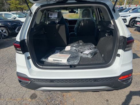 New 2025 Volkswagen Taos SEL image 11