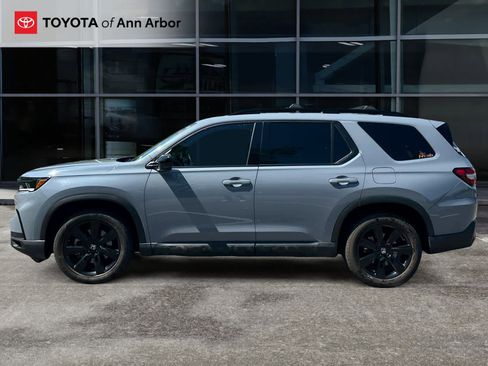 Used 2025 Honda Pilot Black Edition image 3