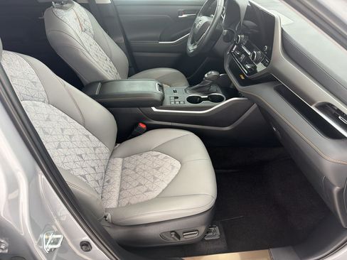 Used 2023 Toyota Highlander Bronze Edition FWD image 22