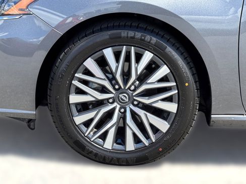 Used 2024 Nissan Altima 2.5 SV FWD image 11