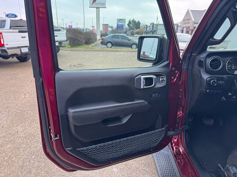 Used 2022 Jeep Wrangler Unlimited Sahara w/ Cold Weather Group image 15