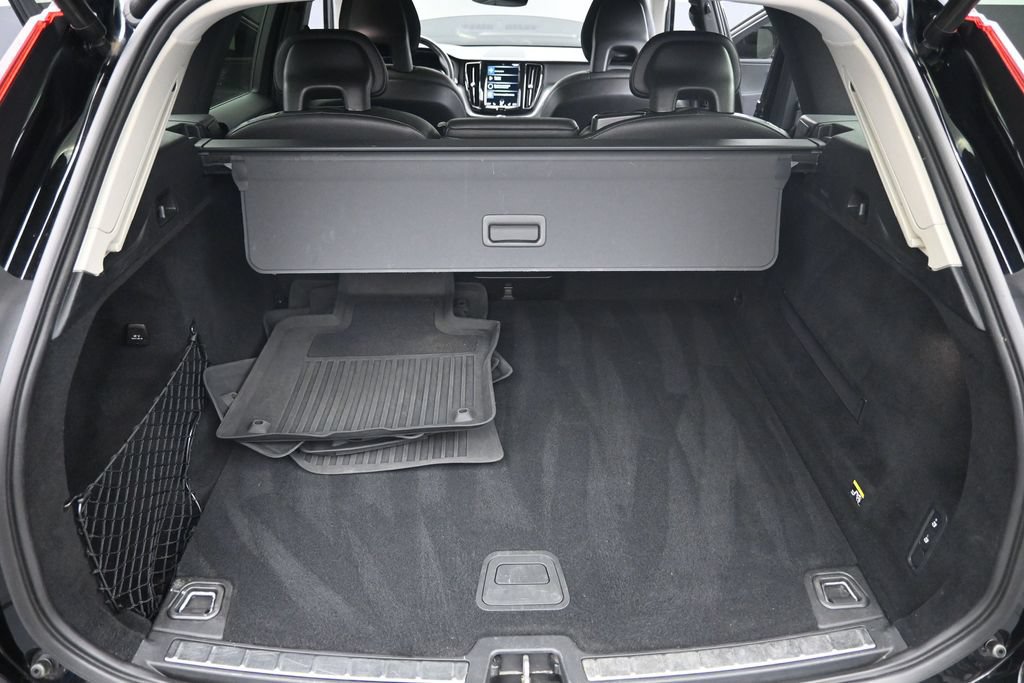 Used 2018 Volvo XC60 T6 Momentum w/ Convenience Package AWD/4WD image 4
