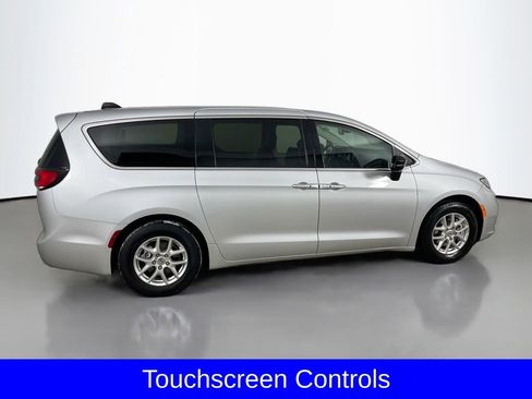Used 2024 Chrysler Pacifica Touring-L image 10
