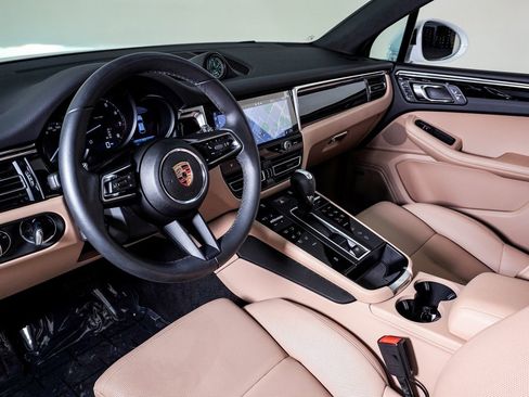 Certified 2025 Porsche Macan image 4