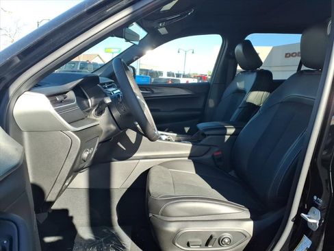 New 2025 Jeep Grand Cherokee Altitude image 4