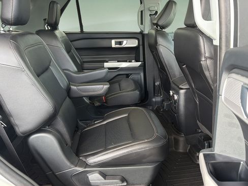 Used 2023 Ford Explorer Limited w/ Equipment Group 301A AWD/4WD image 18