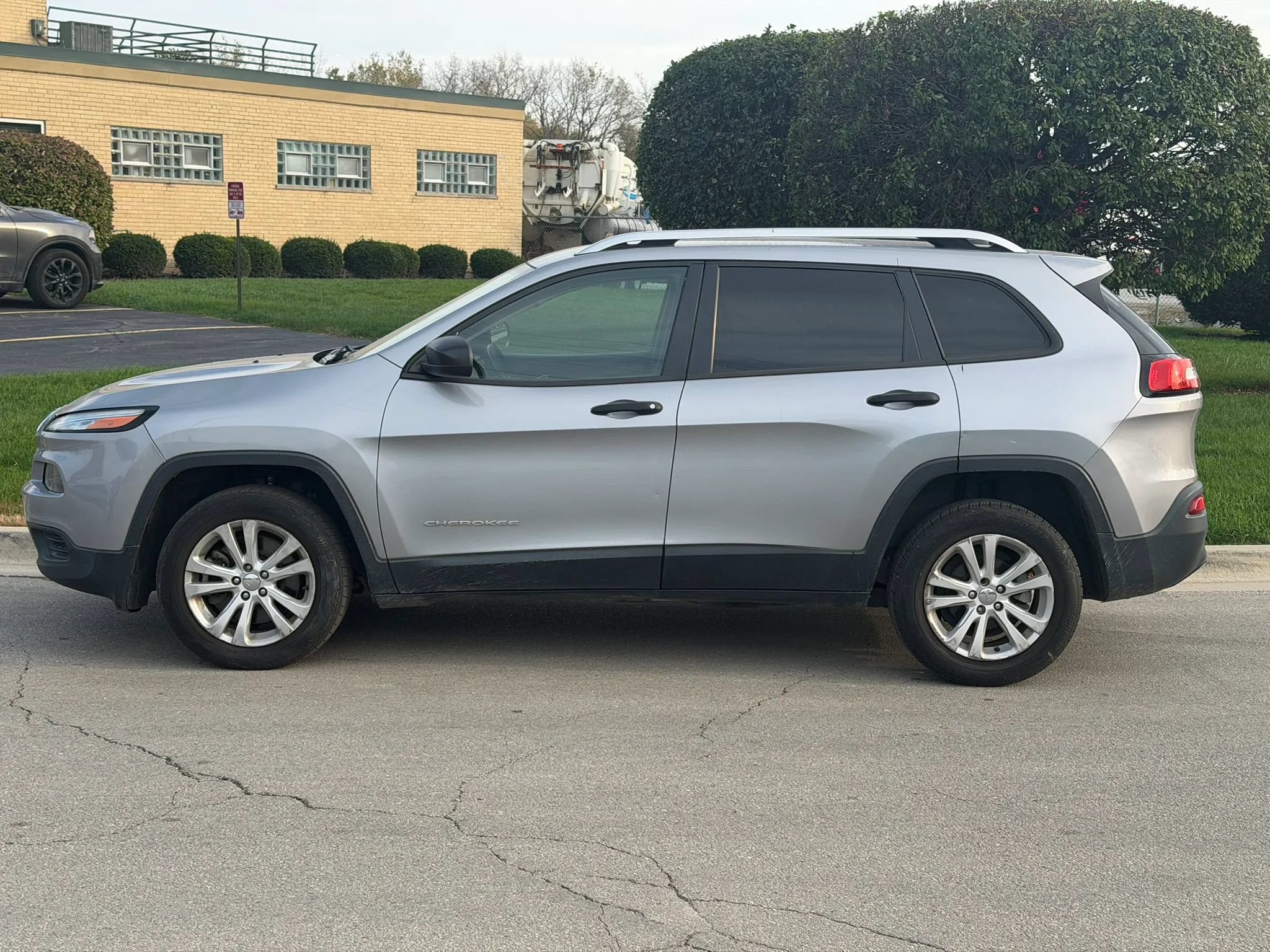 Used 2015 Jeep Cherokee Sport FWD image 2