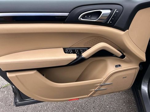 Used 2018 Porsche Cayenne S w/ Premium Package Plus image 19